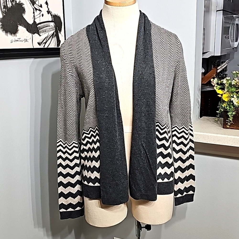 89th and Madison open gray Cardigan geometric design sweater size small Stunning